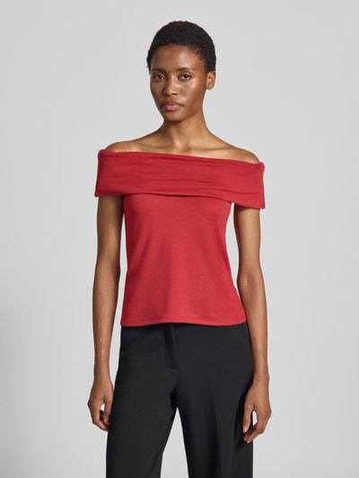Modelka nosi Blusenshirt im Off-Shoulder-Design von MORE, mieszanka modalu i elastanu, prosty krój, dekolt bandażowy, Długość tyłu w rozmiarze 36: 41 cm, kolor czerwony i czarny, gładka tekstura, Ganzkörperansicht von vorne.
