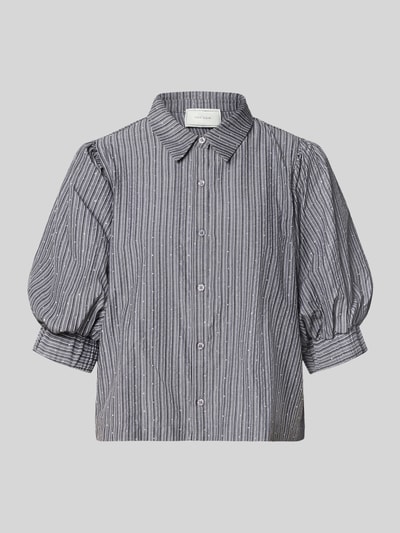 Produktfoto, Bluse mit Puffärmeln Modell 'Etta' von Neo Noir im Boxy Fit mit Kentkragen und Knopfleiste, feine Streifen, Material-Mix.