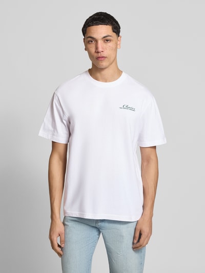 Männermodel trägt Regular Fit T-Shirt aus reiner Bio-Baumwolle Modell 'FRED LIFE' von Only & Sons, Optik: Unifarben, Schriftzug-Applikation, Rundhals, Langarm, weiße, glatte Textur, Herren T-Shirt, Ganzkörperansicht von vorne.
