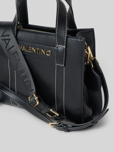 Produktfoto, Handtasche mit Label-Detail Modell 'AURY' von VALENTINO BAGS, schwarzes Kunstleder, goldene Metalldetails, sichtbare Kontrastnähte, Hauptfach mit Reißverschluss, Tragehenkel, Schulterriemen, Innenfach mit Reißverschluss, Maße ca. 25x22x9 cm, Riemenlänge ca. 135 cm.
