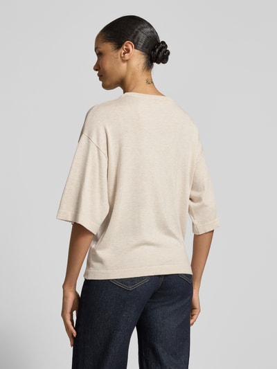 Vrouwenmodel draagt gebreid shirt van viscosemix FREE/QUENT Model 'Conny', relaxed fit, ronde hals, ruglengte 58 cm, mouwlengte 28 cm, ganzichtrugaanzicht.