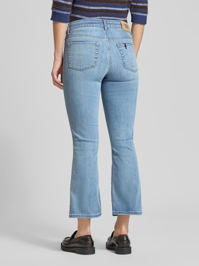Frauenmodel trägt Flared Fit Jeans im 5-Pocket-Design Modell 'Fly' von Liu Jo White aus elastischem Baumwoll-Mix in Hellblau, verkürzte Passform, Ganzkörperansicht Rückansicht.