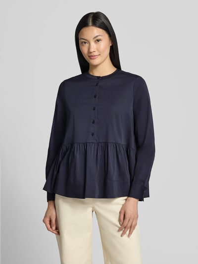 Frauenmodel trägt Regular Fit Bluse mit Knopfleiste von Milano Italy, marineblau, Rundhalsausschnitt, Rüschenbesatz, Ganzkörperansicht von vorne.