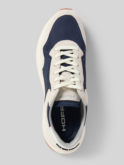 Produktfoto, Sneaker mit Label-Details Modell 'City' von HOFF, zaokrąglony kształt, sznurowanie, strukturalna podeszwa, wysokość obcasa w rozmiarze 44: 5 cm, wysokość cholewki w rozmiarze 44: 7 cm, szerokość w rozmiarze 44: 8 cm, granatowe i kremowe kolory, widok z góry