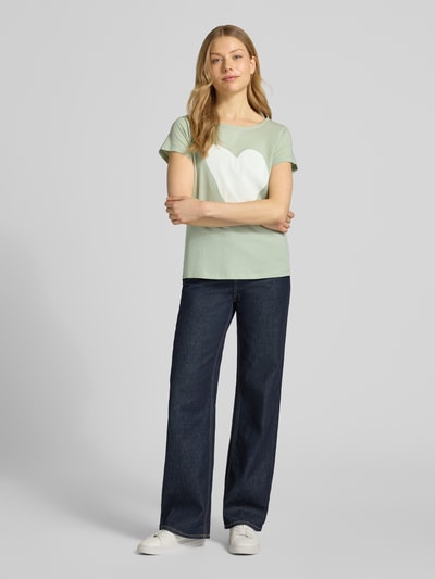 Modelka nosi Regular Fit T-Shirt aus reiner Baumwolle von Marc O'Polo, damski t-shirt, efekt: jednolity kolor, nadruk z motywem, okrągły dekolt, krótki rękaw, dżersej, bawełna; całopostaciowy widok z przodu.