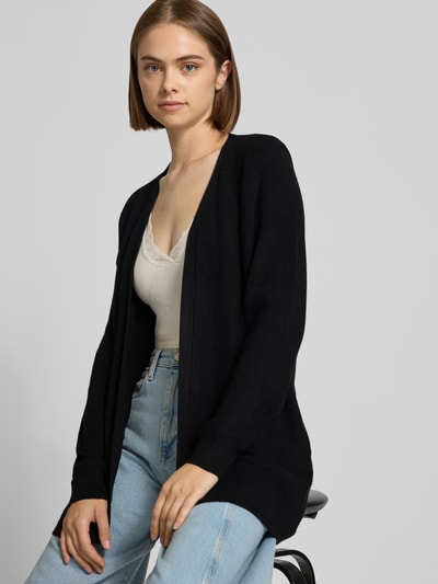 Frauenmodel trägt Regular Fit Strickjacke aus Viskose-Mix Modell 'MARY' von ONLY, schwarze Farbe, feine Strickstruktur, Nahaufnahme Oberkörper, Damen Strickjacke von ONLY.