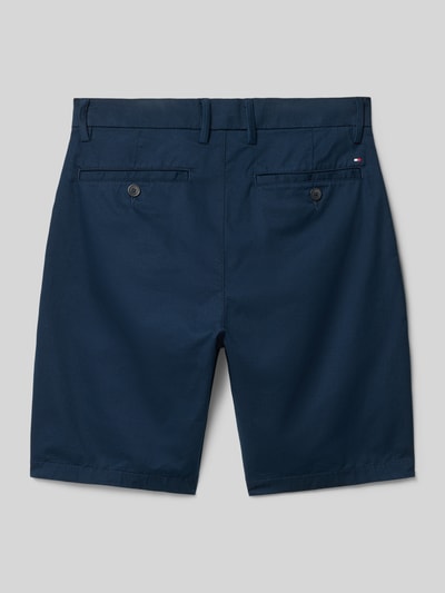Produktfoto, Regular Fit Chinoshorts aus Baumwoll-Mix von Tommy Hilfiger Teens in Optik: Unifarben, Logo-Stitching, Paspeltaschen.