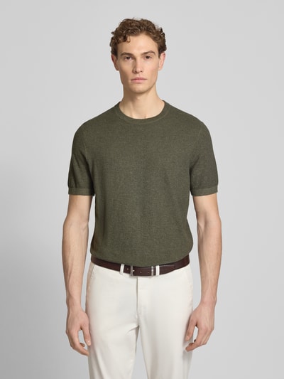 Männermodel trägt T-Shirt aus Baumwoll-Leinen-Mix von Profuomo in Olive, Slim Fit, Rundhalsausschnitt, glatte Textur, Ganzkörperansicht von vorne.