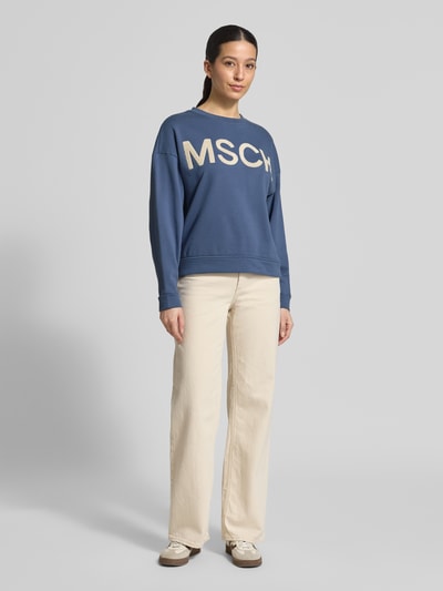 Vrouwenmodel draagt Sweatshirt met oversneden schouders van MSCH Copenhagen, katoenmix, recht fit, model 'Mela Briena', rond hals, vooraanzicht volledige lichaamsopname