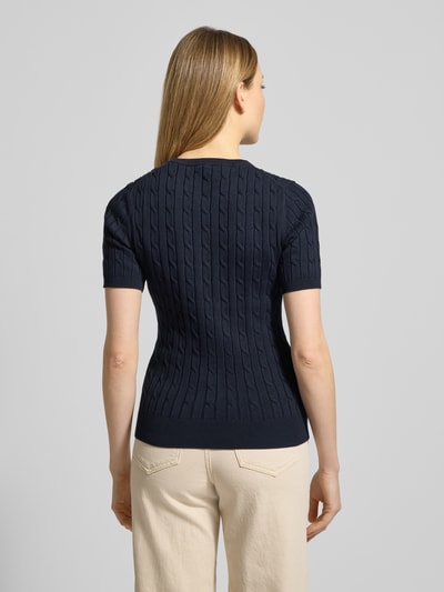 Frauenmodel trägt Strickshirt mit Zopfmuster und Label-Stitching von Gant in Dunkelblau, Baumwoll-Mix, Ganzkörperansicht Rückansicht.