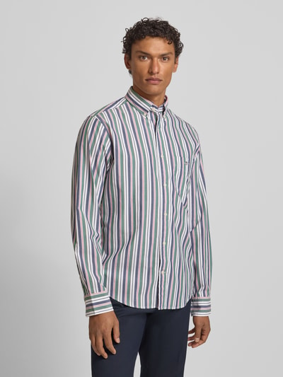 Männermodel trägt Freizeithemd mit Knopfleiste von Gant, reine Baumwolle, Regular-Fit, Button-Down-Kragen, Brusttasche, Label-Stitching, Ganzkörperansicht von vorne.