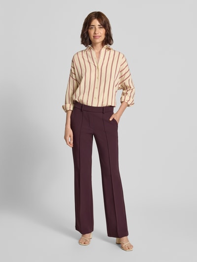 Modelka prezentuje spodnie Regular Fit Hose mit elastischem Bund model 'FRANCOISE' od CAMBIO w kolorze głębokiego fioletu, szerokie nogawki, tkanina gładka, kontekst: damskie szerokie spodnie od CAMBIO, pełna sylwetka z przodu.