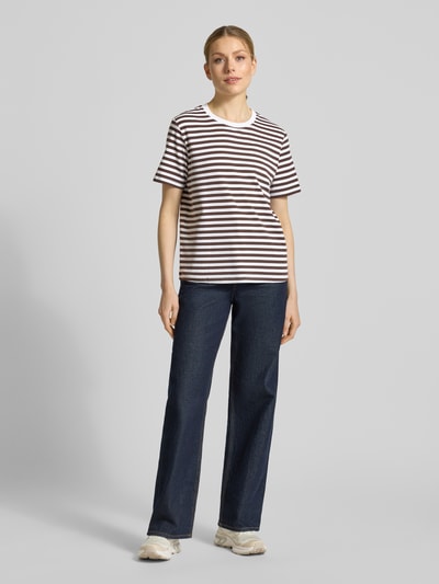 Modelka nosi T-Shirt im Allover-Look mit Rundhalsausschnitt von comma, bawełniany miks z elastanem, krój regular fit, biało-brązowe paski, widok całej sylwetki z przodu, długość tyłu w rozmiarze 36: 53 cm
