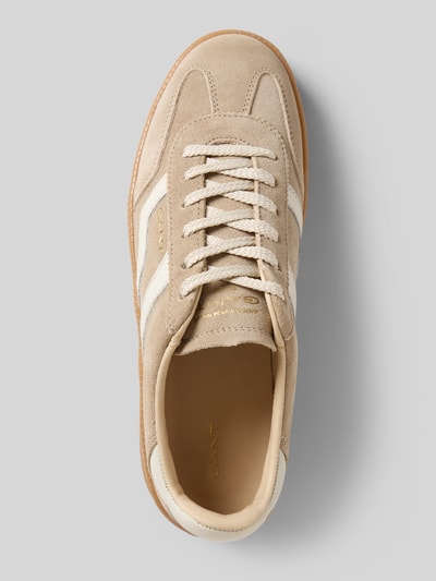 Productfoto, Sneaker uit echt leer Model 'Cuzmani' van Gant, afgeronde pasvorm, logoprint, hakhoogte 4 cm, schachthoogte 7 cm, schachtbreedte 9 cm, beige en witte tinten, zichtbare textuur van leer en suède