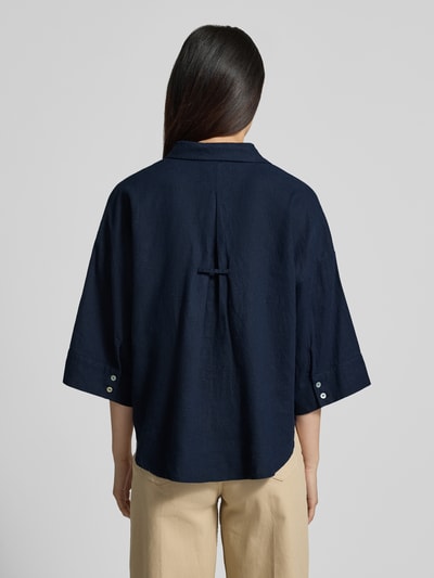 Frauenmodel trägt Boxy Fit Bluse mit V-Ausschnitt Modell 'Lava' von FREE/QUENT aus Navy-Leinen-Viskose-Mix, Rückansicht, Ganzkörperansicht