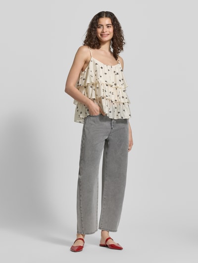 Frauenmodel trägt Barrel Fit Jeans aus Lyocell-Baumwoll-Mix von JAKE*S STUDIO WOMAN in Hellgrau, seitliche Eingrifftaschen, Ganzkörperansicht von vorne.