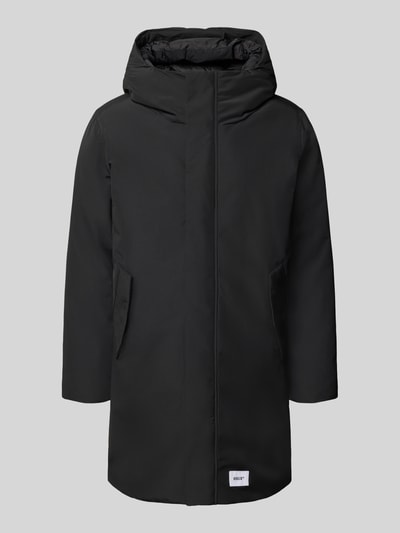 Produktfoto, Jacke mit Label-Patch und Kapuze von khujo in Schwarz, gerader Schnitt, Kapuze, Reiß- und Klettverschluss, seitliche Pattentaschen