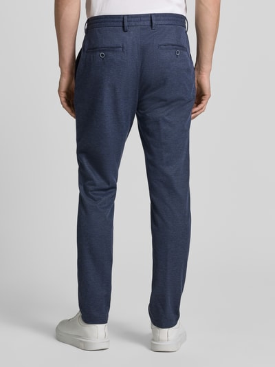 Männermodel trägt dunkelblaue Herren Anzughose mit Viskose-Anteil von s.Oliver BLACK LABEL, strukturierte Oberfläche, Ganzkörperansicht Rückansicht.