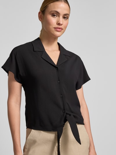 Frauenmodel trägt Regular Fit Bluse aus Reine Viskose mit Knotendetail Modell 'RADIA' von Soyaconcept, Reverskragen, Knopfleiste, Nahaufnahme Oberkörper.