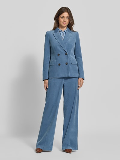 Frauenmodel trägt Regular Fit Blazer aus Cord von Christian Berg Woman Selection in Hellblau, Doppelknopfleiste, Ganzkörperansicht von vorne.