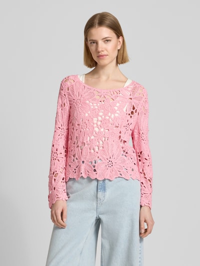 Frauenmodel trägt Strickshirt mit Häkelspitze Modell 'Cornelly' von monari in Rosa, Baumwoll-Mix, gerader Schnitt, Ganzkörperansicht von vorne.