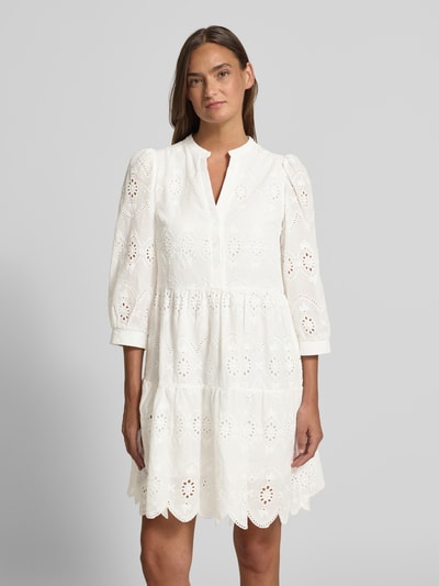 Frauenmodel trägt Knielanges Kleid mit Lochstickerei von Apricot, weiße Baumwolle, A-Linie, V-Ausschnitt, 3/4-Arm, Ganzkörperansicht von vorne.