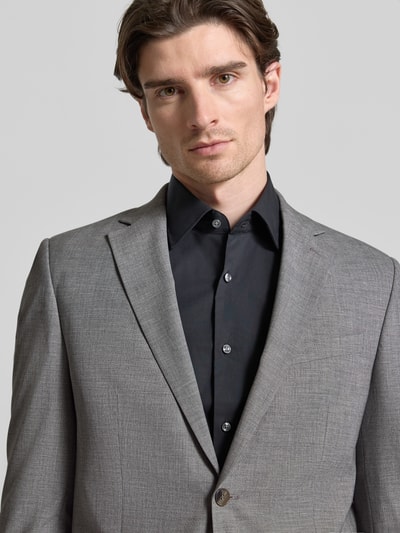 Männermodel trägt Regular Fit Anzugjacke mit Viskose-Anteil von HECHTER PARIS in Hellgrau, feine Struktur, Nahaufnahme Oberkörper.