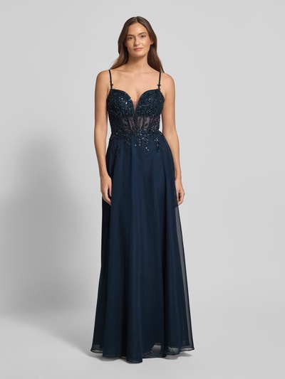 Frauenmodel trägt Abendkleid mit Perlen und Pailletten von Luxuar, dunkelblauer Chiffon, A-Linie, Maxikleid, Ganzkörperansicht von vorne.