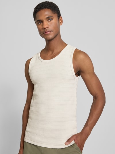 Männermodel trägt Tanktop mit Strukturmuster Modell 'lars' von Samsøe Samsøe aus Reine Baumwolle, Slim-Fit, Rundhalsausschnitt, helle Farbe, Ganzkörperansicht von vorne