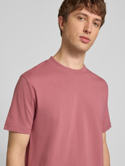 Männermodel trägt Relaxed Fit Oversized Shirt aus reiner Baumwolle von Marc O'Polo Denim, Optik: Unifarben, Nahaufnahme Oberkörper