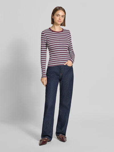 Frauenmodel trägt Regular Fit Langarmshirt aus Baumwoll-Mix Modell 'VAL' von ONLY, gestreiftes Muster in Burgunder, Weiß und Blau, Damen Langarmshirt von ONLY, Ganzkörperansicht von vorne.
