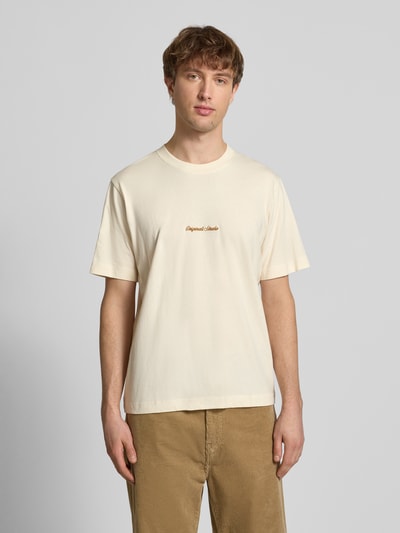 Männermodel trägt T-Shirt mit Label-Stitching Modell 'NORREBRO' von Jack & Jones in Creme, reine Baumwolle, Regular Fit, Ganzkörperansicht von vorne.