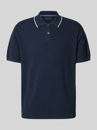 Produktfoto, Regular Fit Poloshirt mit Kontrastkante von Christian Berg Men in Dunkelblau, Strukturmuster, reine Baumwolle, Polokragen, kurze Knopfleiste.