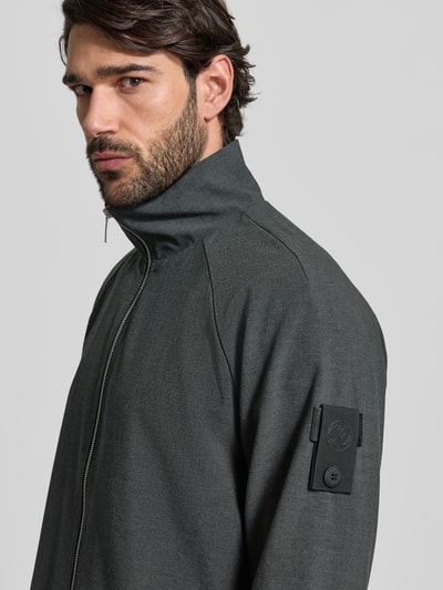 Männermodel trägt Regular Fit Blouson mit Raglanärmeln von s.Oliver BLACK LABEL, Melange-Optik, Nahaufnahme Oberkörper.