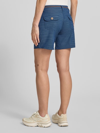 Frauenmodel trägt Bermudas mit Bindegürtel und Eingrifftaschen von G.I.G.A. DX, strukturierter Baumwoll-Mix in Blau, Ganzkörperansicht Rückansicht.