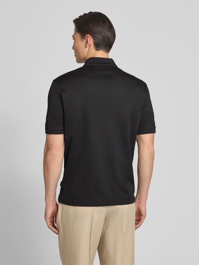 Männermodel trägt Regular Fit Poloshirt mit Brusttasche und Label-Stitching von bugatti, schwarze Farbe, glatte Textur, Ganzkörperansicht Rückansicht.