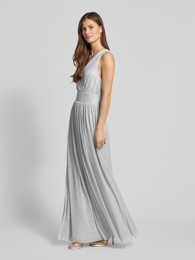 Frauenmodel trägt Regular Fit Abendkleid in Plissee-Optik von GUIDO MARIA KRETSCHMER WOMAN, silbergrau, ärmellos, tailliert, Ganzkörperansicht von vorne.