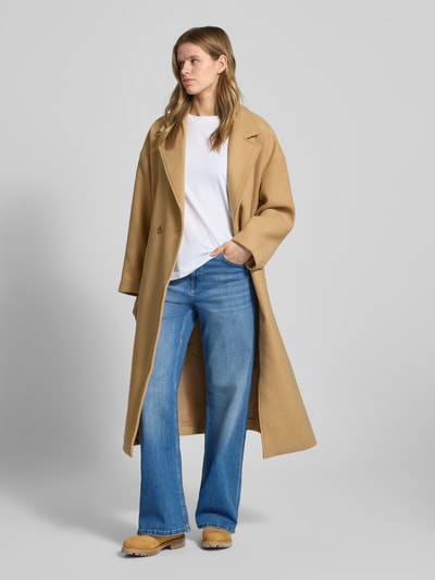 Frauenmodel trägt Wide Fit Jeans im 5-Pocket-Design von REVIEW, mieszanka bawełny elastyczna, szerokość w rozmiarze 28: 41 cm, długość wewnętrzna nogawki w rozmiarze 28: 81 cm, jasny niebieski kolor, gładka tekstura, pełny widok z przodu