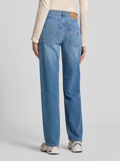 Vrouwenmodel draagt Straight Fit Jeans aus Baumwoll-Mix van Tommy Jeans, denim, high waist, 5-pocket, label patch, geheel achteraanzicht.
