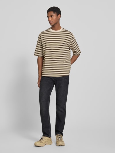 Męski model nosi Straight Fit Jeans aus Baumwoll-Mix von s.Oliver RED LABEL, ciemnoniebieski, prosty krój, widok całej sylwetki z przodu
