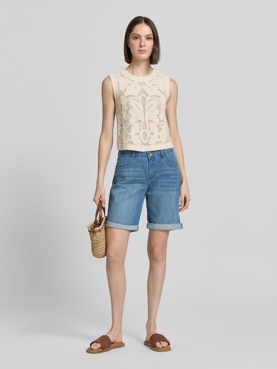 Frauenmodel trägt Bermudas mit Eingrifftaschen Modell 'Summer Clean' von MAC aus Baumwoll-Mix mit Stretch-Anteil in Blau, Ganzkörperansicht von vorne.