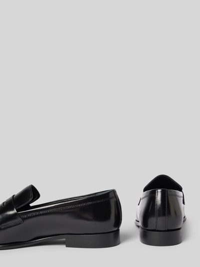 Produktfoto, Loafers aus Leder mit Zierriegel Modell 'Zaha' von ALOHAS, schwarzes Glattleder, leicht abgerundete Form, strukturierte Sohle