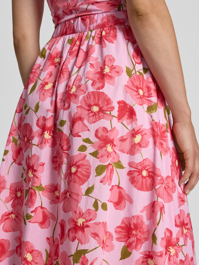 Frauenmodel trägt Midirock im Allover-Look Modell 'CASTLE' von MANGO aus reiner Baumwolle, A-Linie, elastischer Bund, Detailaufnahme Rückansicht