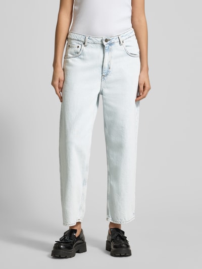 Frauenmodel trägt Straight Fit Jeans im 5-Pocket-Design Modell 'Joybird' von American Vintage, helle Baumwolle, Nahaufnahme Oberkörper.