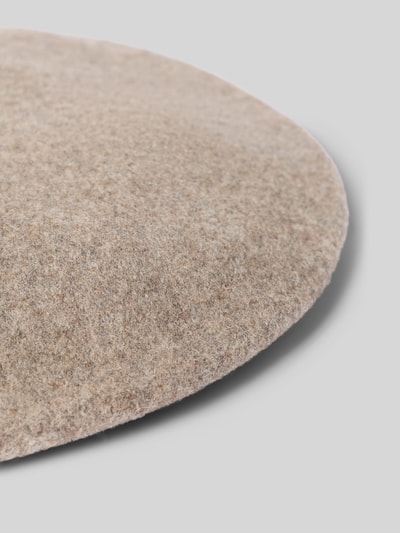Produktfoto, Béret aus reiner Wolle von Loevenich, unifarbenes Design mit feiner Wolltextur und sichtbarem Zipfel, Damen Béret