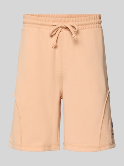 Produktfoto, Regular Fit Sweatshorts aus Baumwoll-Mix Modell 'NURAZORT' von Hugo Blue in Optik: Unifarben, Label-Patch, elastischer Bundabschluss mit Tunnelzug, seitliche Eingrifftaschen, aufgesetzte Tasche hinten, Materialverarbeitung: Sweat, Farbe Beige, glatte Textur.