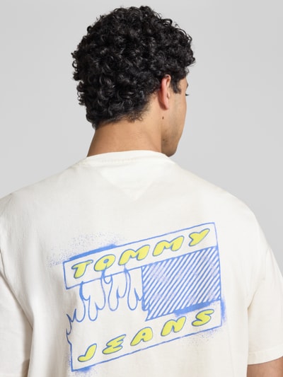 Männermodel trägt Regular Fit T-Shirt aus reine Baumwolle Modell '90s' van Tommy Jeans, unikleurig, label print, jersey, Ganzkörperansicht Rückansicht.