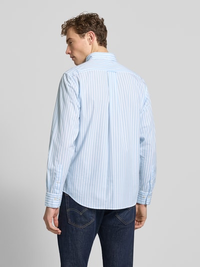 Männermodel trägt Slim Fit Freizeithemd mit Brusttasche von Gant, hellblau mit weißen Streifen, reine Baumwolle, Ganzkörperansicht Rückansicht.