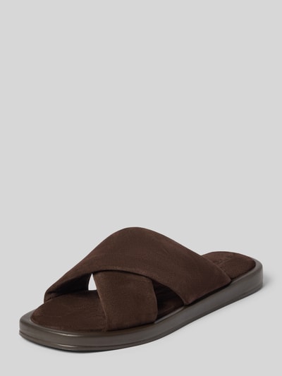 Produktfoto, Pantoletten aus echtem Veloursleder von Tamaris in dunklem Braun, flache Sohle, unifarben, offene Schuhspitze, strukturierte Sohle.