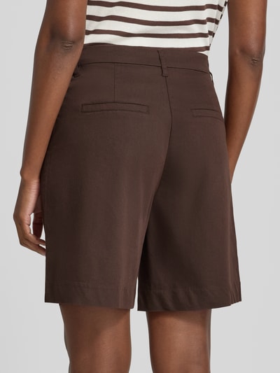 Frauenmodel trägt Bermudas mit Gesäßtaschen Modell 'HAYE' von FREE/QUENT in Braun, Material-Mix mit Viskose-Anteil, Ganzkörperansicht Rückansicht.